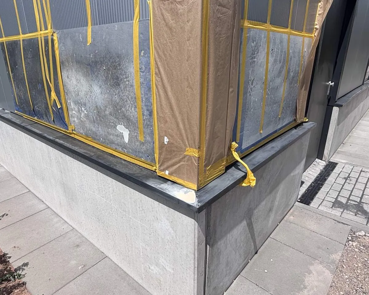 Beschädigter Tropfblech-Eckabschluss in Hamburg vor der Instandsetzung.