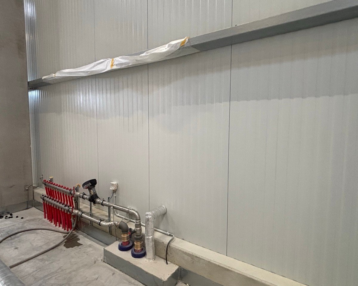 Trapezblechwand in Hannover nach der Reparatur: die Dellen sind ausgearbeitet, Farbton RAL 9002 möglichst unauffällig angeglichen.